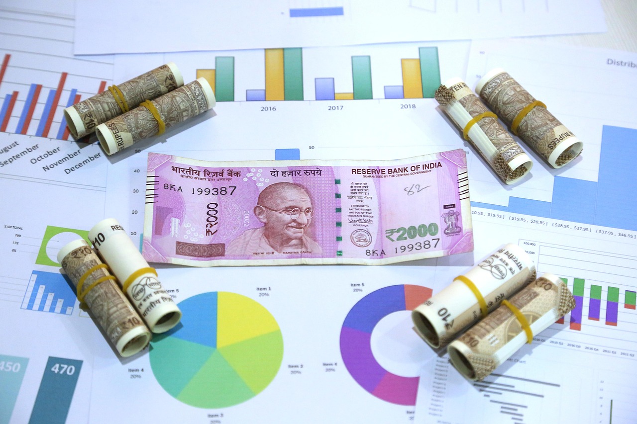 Analiza portfela inwestycyjnego: wykresy finansowe i zrolowane banknoty